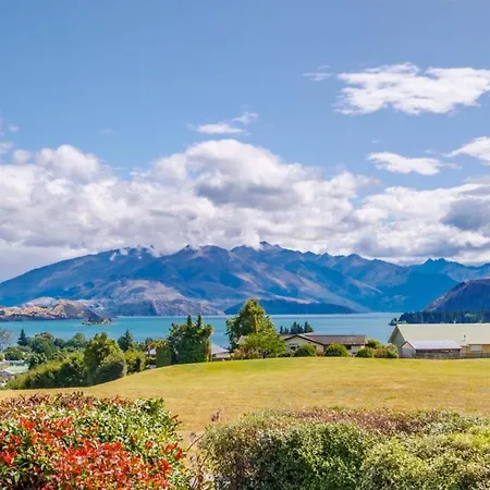 Faulks Terrace Lake And Mountain Views Villa